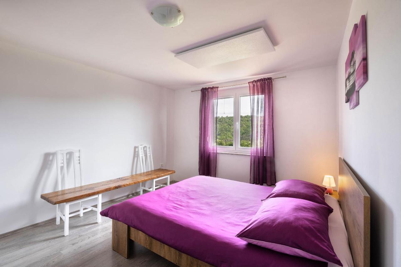 Touristfarm - Apartments "Red Fairytale" Marezige Eksteriør billede