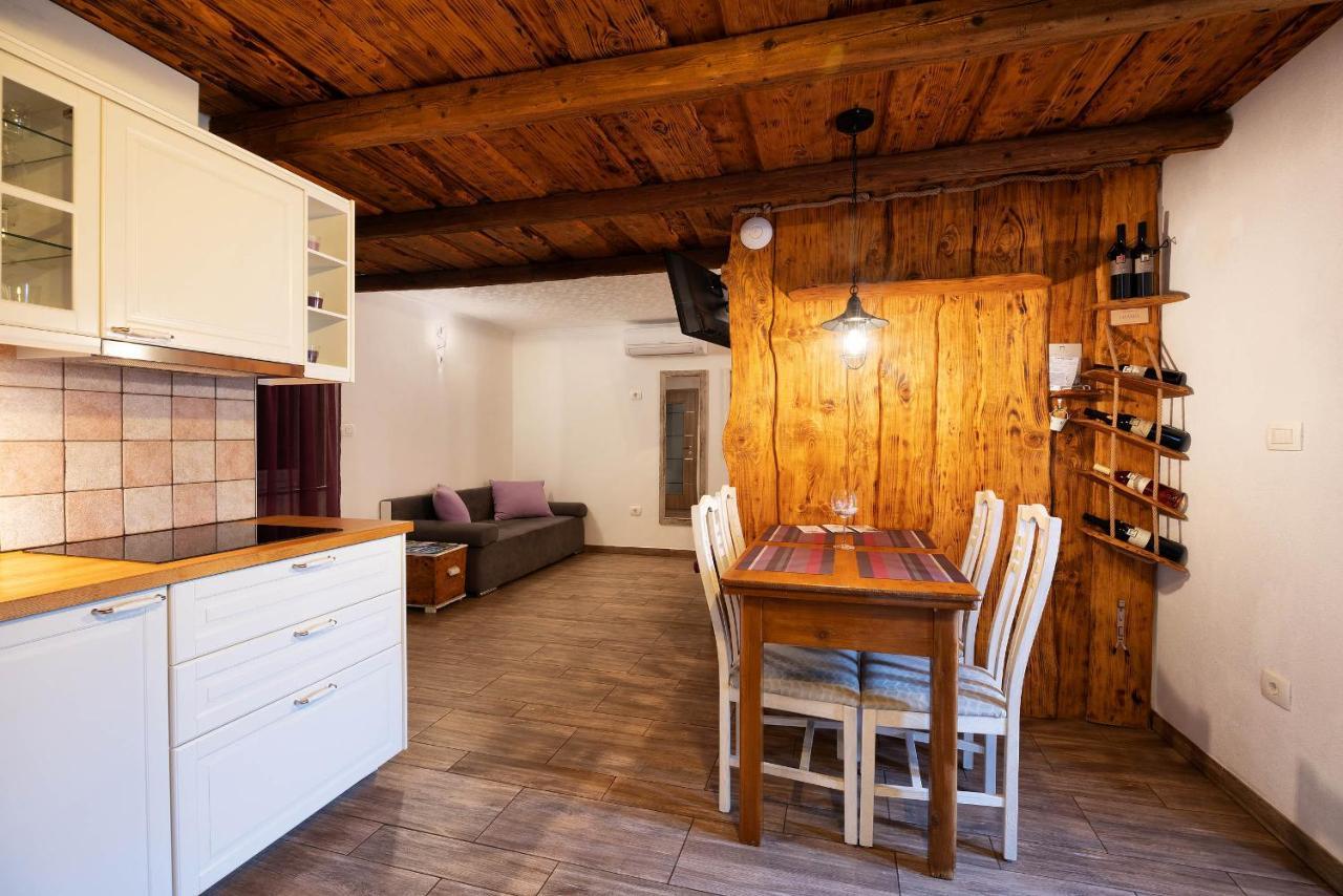 Touristfarm - Apartments "Red Fairytale" Marezige Eksteriør billede