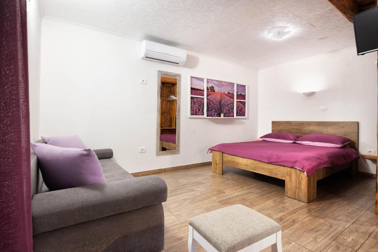 Touristfarm - Apartments "Red Fairytale" Marezige Eksteriør billede