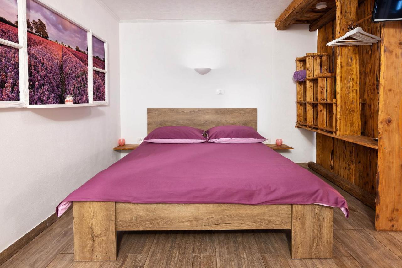 Touristfarm - Apartments "Red Fairytale" Marezige Eksteriør billede