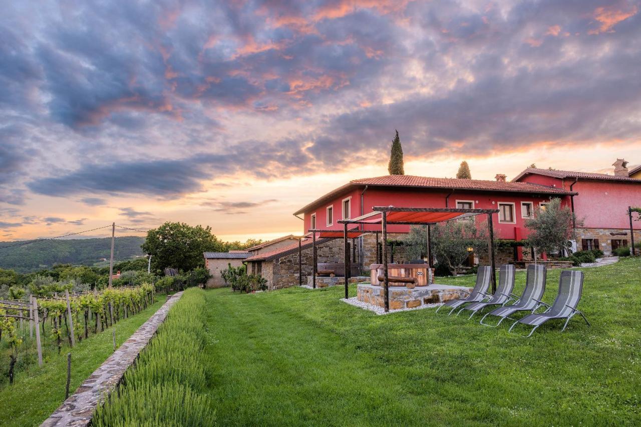 Touristfarm - Apartments "Red Fairytale" Marezige Eksteriør billede