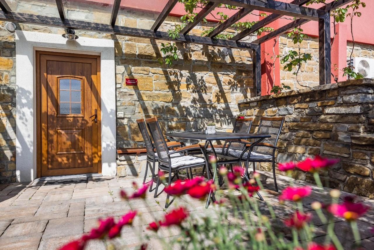 Touristfarm - Apartments "Red Fairytale" Marezige Eksteriør billede