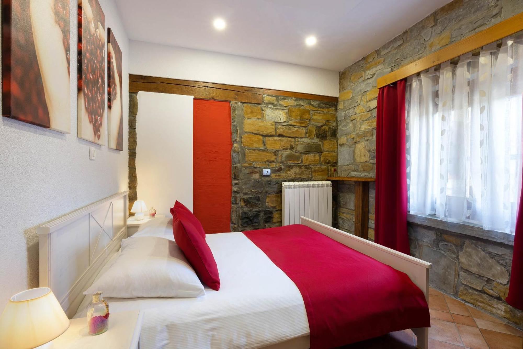 Touristfarm - Apartments "Red Fairytale" Marezige Værelse billede