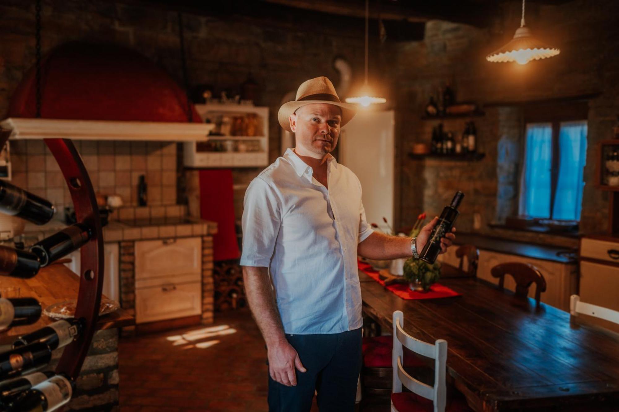 Touristfarm - Apartments "Red Fairytale" Marezige Eksteriør billede