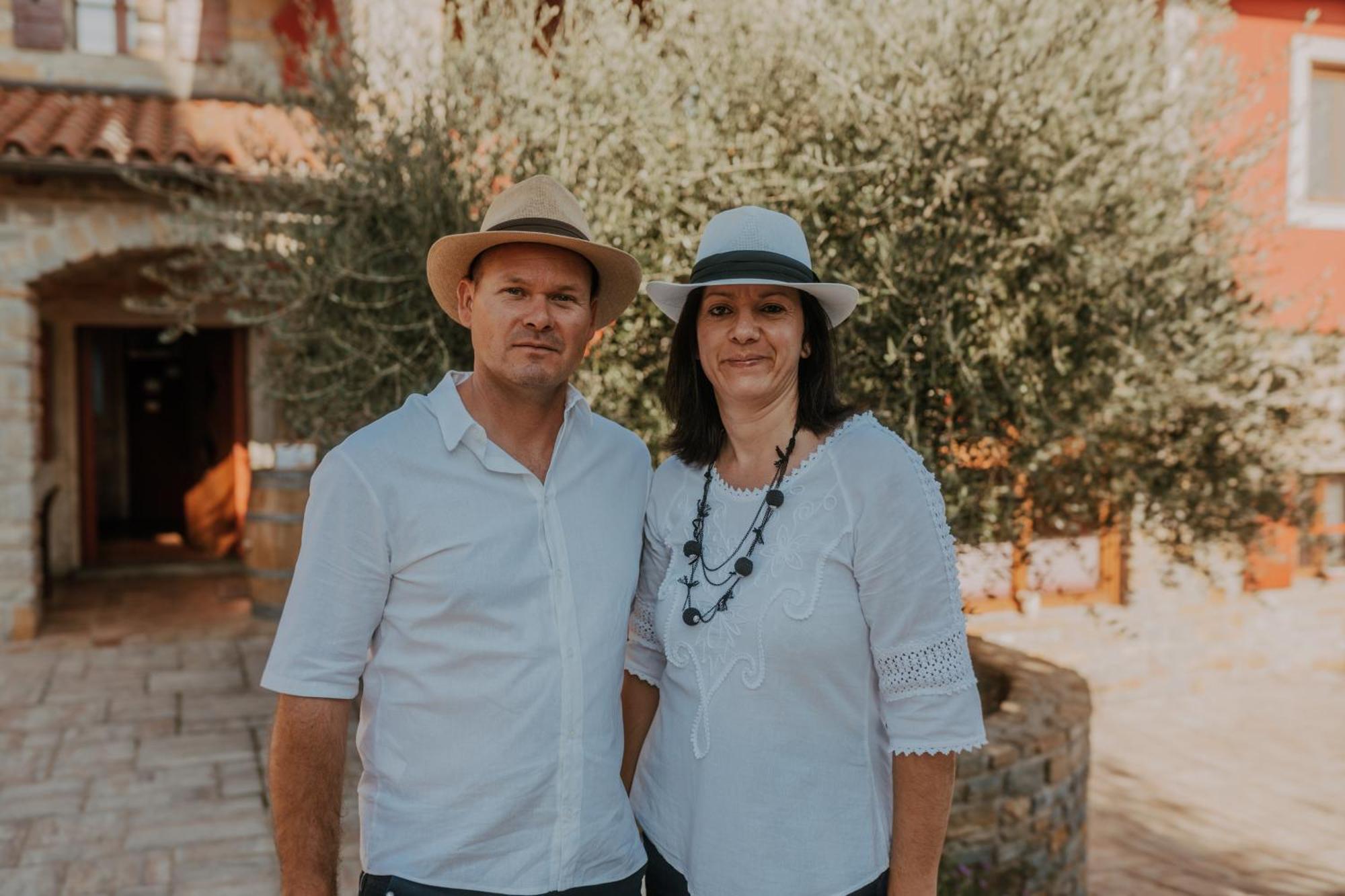 Touristfarm - Apartments "Red Fairytale" Marezige Eksteriør billede